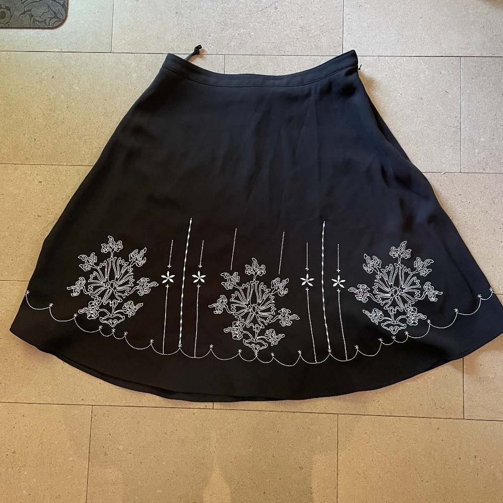 Stunning Simon Chang Black A-line Skirt with white embroidery - Size 6